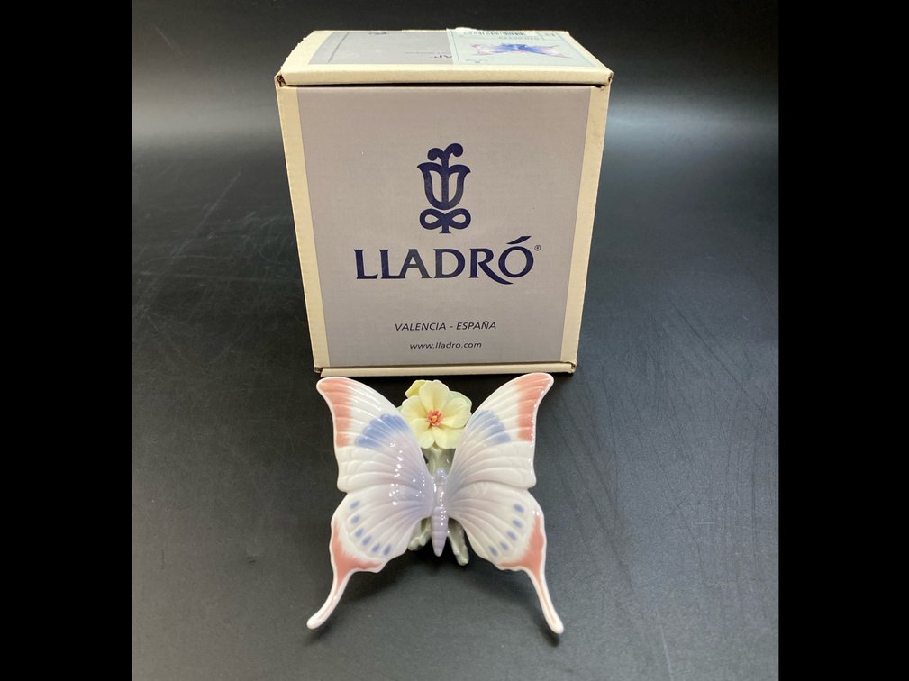 Lladro porcelain sculpture ‘Mariposa A Moments Rest’ 