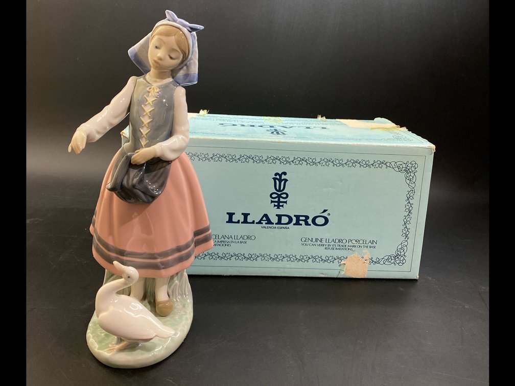 Lladro porcelain sculpture “Galleguina Comida al Pato” 