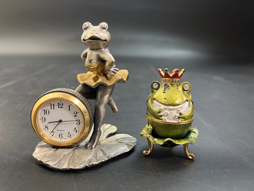 1994 SPI pewter frog clock 3.5”, & Vintage Cloisonné Frog On Lily Pad stand 2”