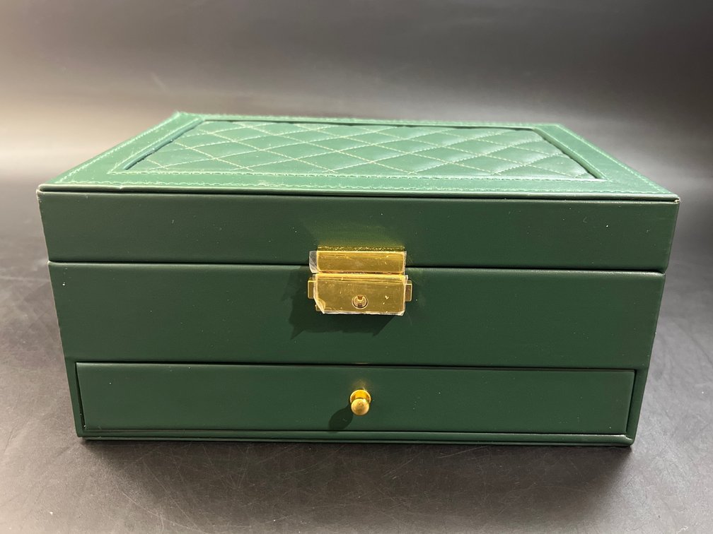 YUANXIAOHU Jewelry Box with key 9”x7”x4”