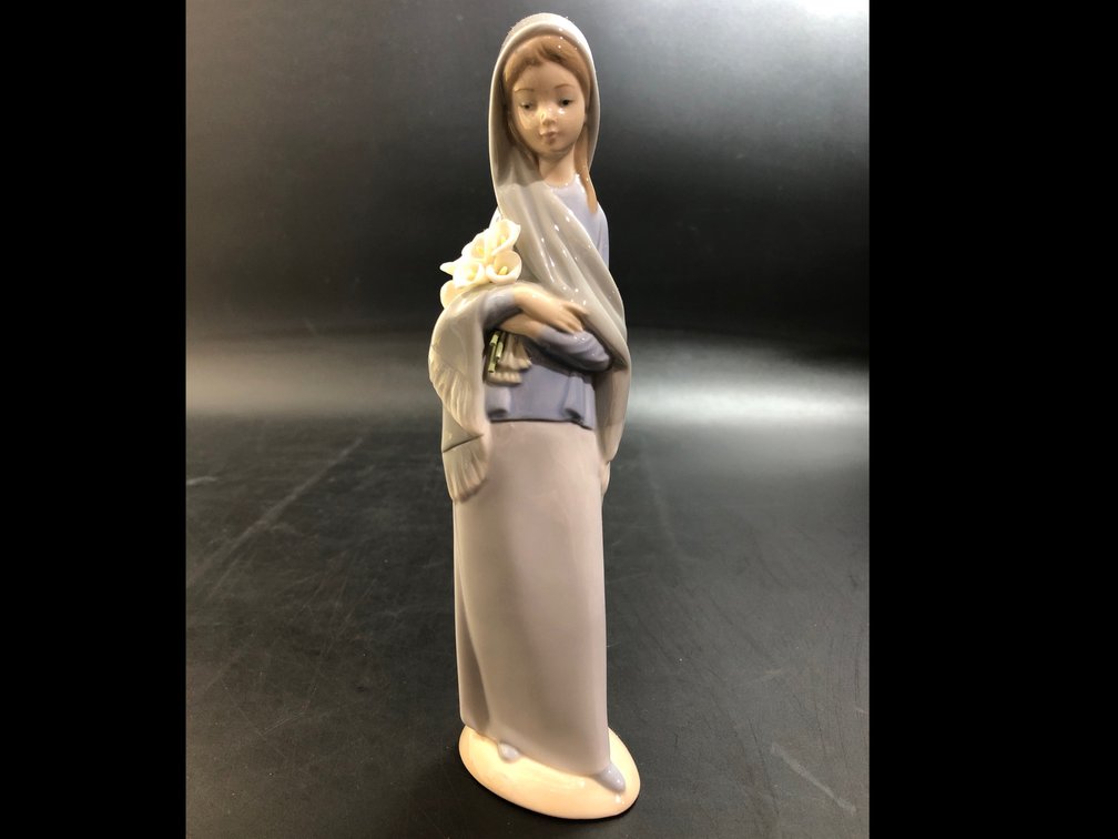 Lladro “Woman with Flowers” porcelain figurine 9”