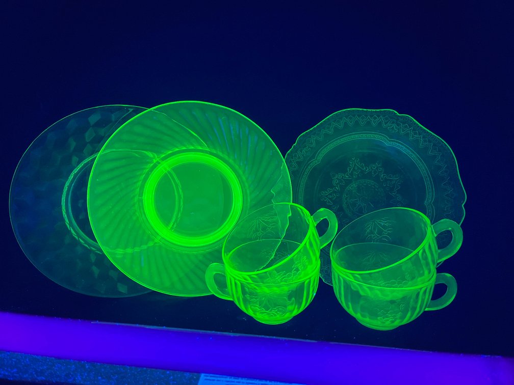 Uranium glass, 7 plates, 4 teacups 
