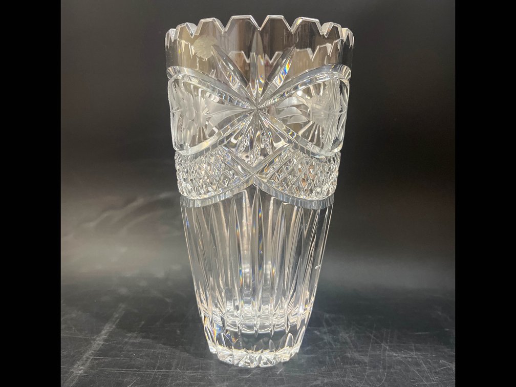 Crystal glass vase 8”