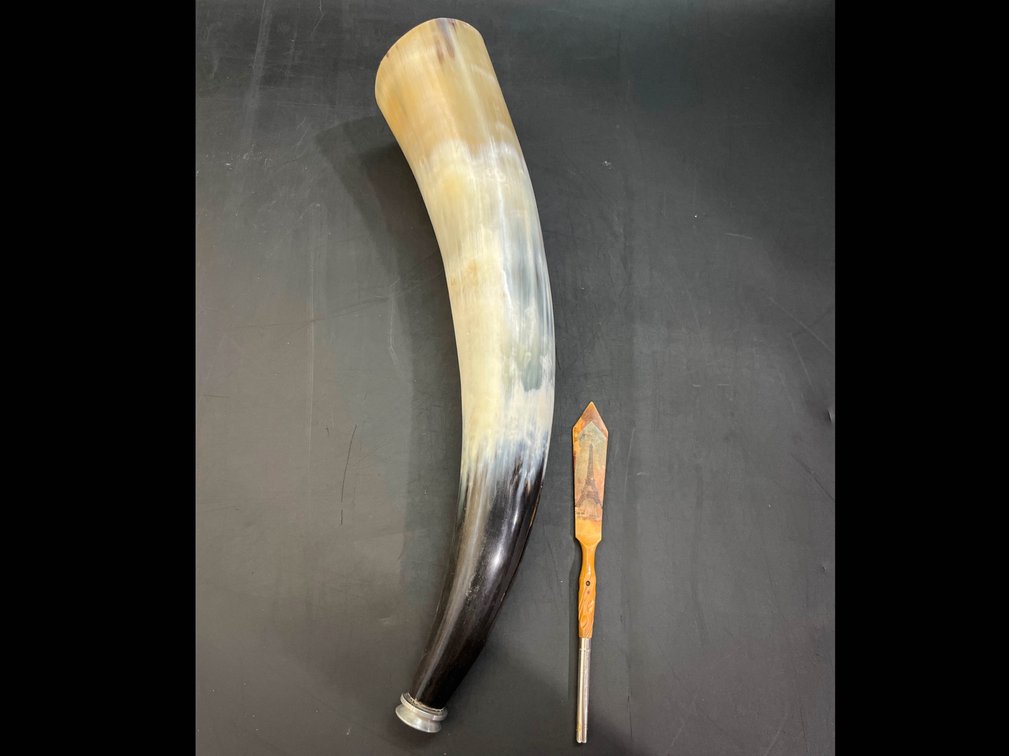 Blow horn 15” and fountain pen 7”