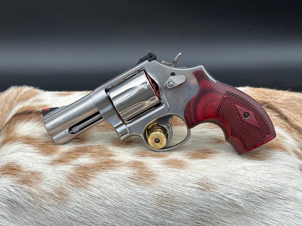 Smith & Wesson M686-6 .357 Mag Plus Deluxe 3”, as new in box with paperwork, lock, 7 shot
