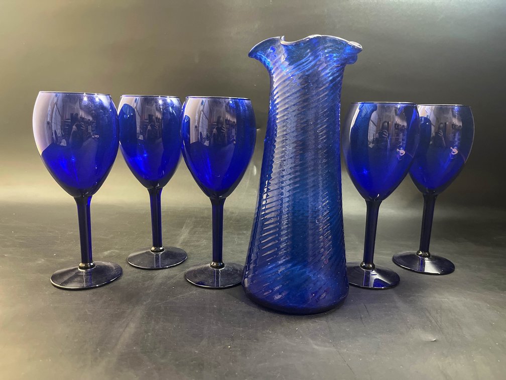 5 Cobalt blue wine glasses, with vase 