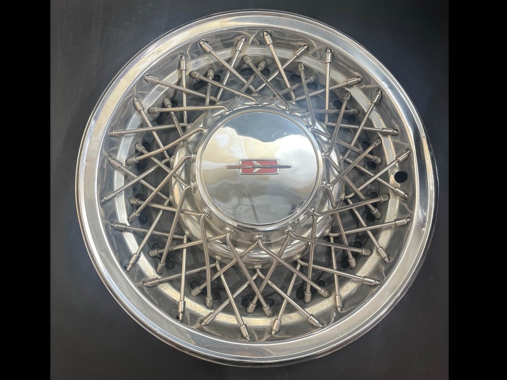 1978-1980 wire spoke Oldsmobile hubcap 
