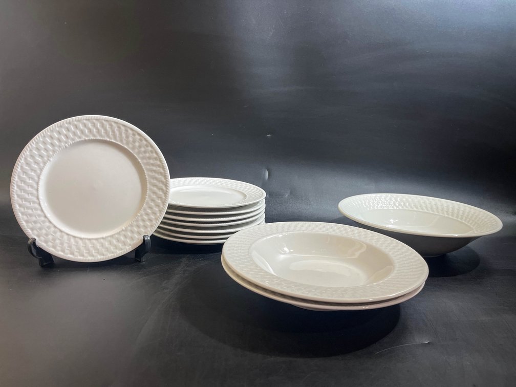 Oneida Gourmet Collection stoneware plates and bowls