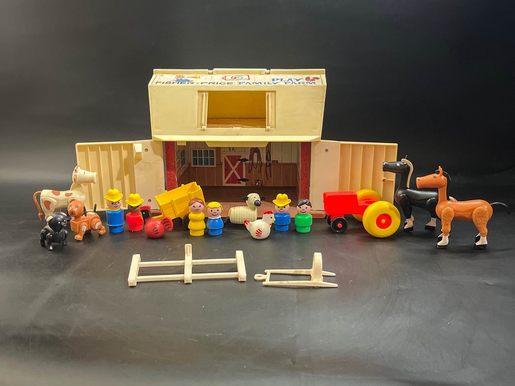 Vintage 1970’s fisher-Price play family farm toy 