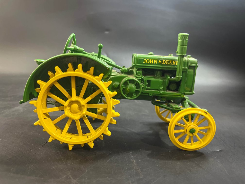John Deere 1/16 D Tractor - Prestige Edition