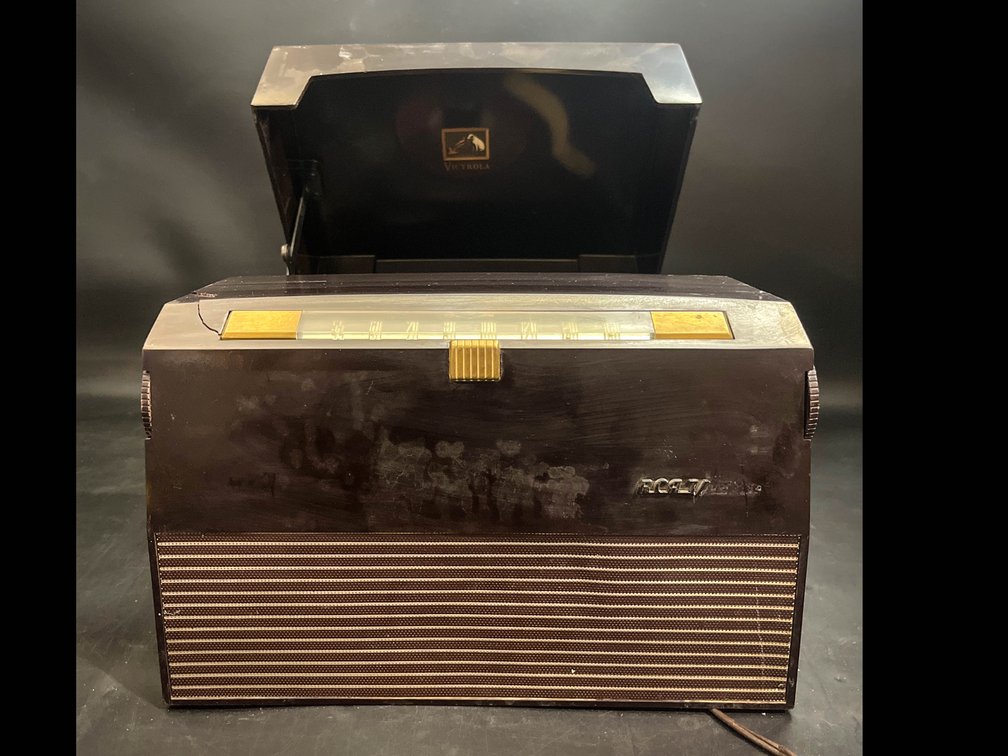 vintage RCA Victor Victrola 9-Y-510, a combination radio and phonograph from 1951