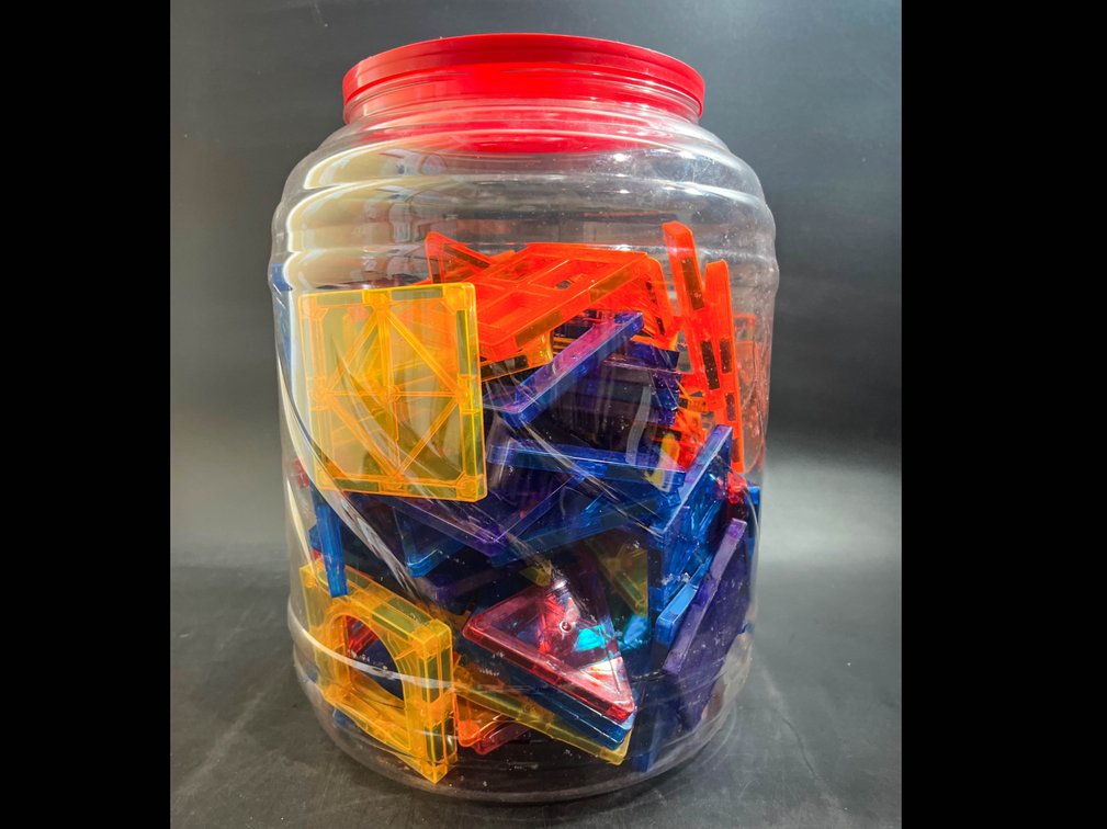 Magnetic building tiles