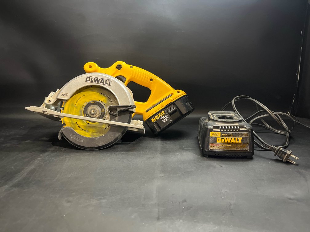 DeWalt Cordless circular saw with 1 hour charger