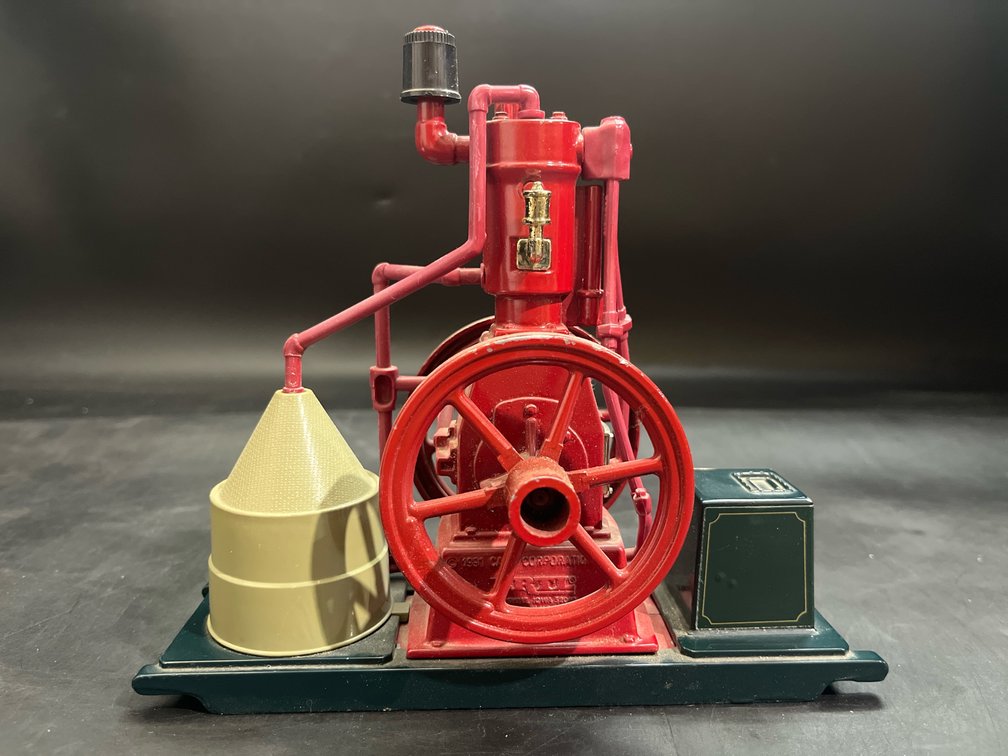 ERTL 1/8 scale die-cast replica International Harvester Company Famous Engine 1991
