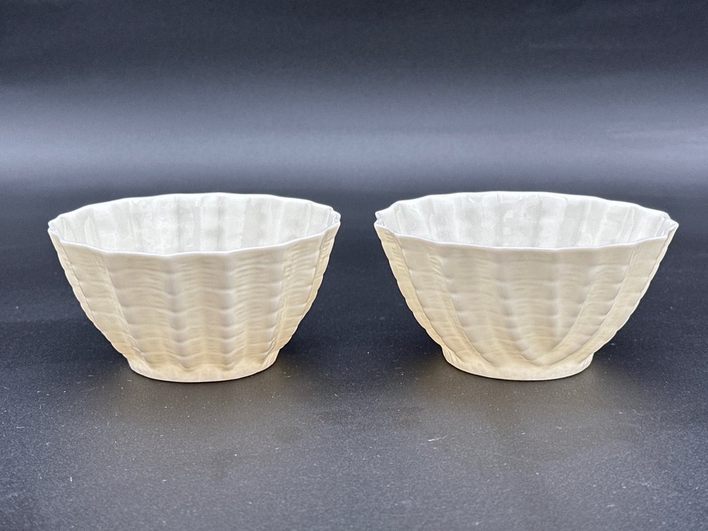 BELLEEK (IRELAND) Porcelain Double Shell
