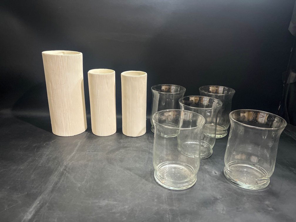 8 vases 