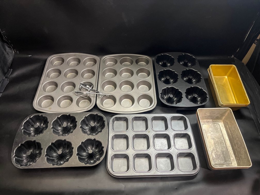 Baking pans and mixer attachment 