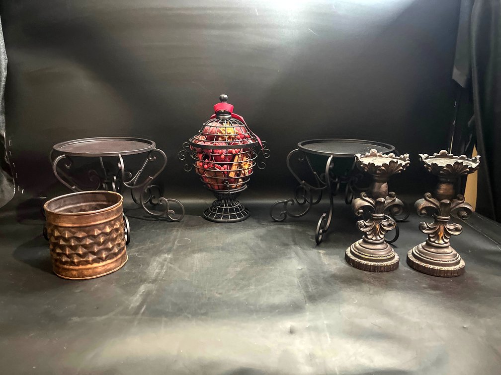 Metal decor with resin candlesticks 