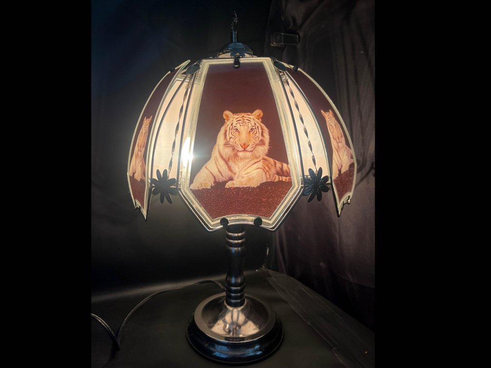 Tiger-Themed Table Lamp With Stained Glass Shade