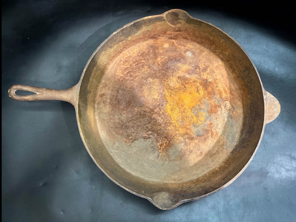 14-Inch Cast Iron Skillet With Side Pouring Spouts