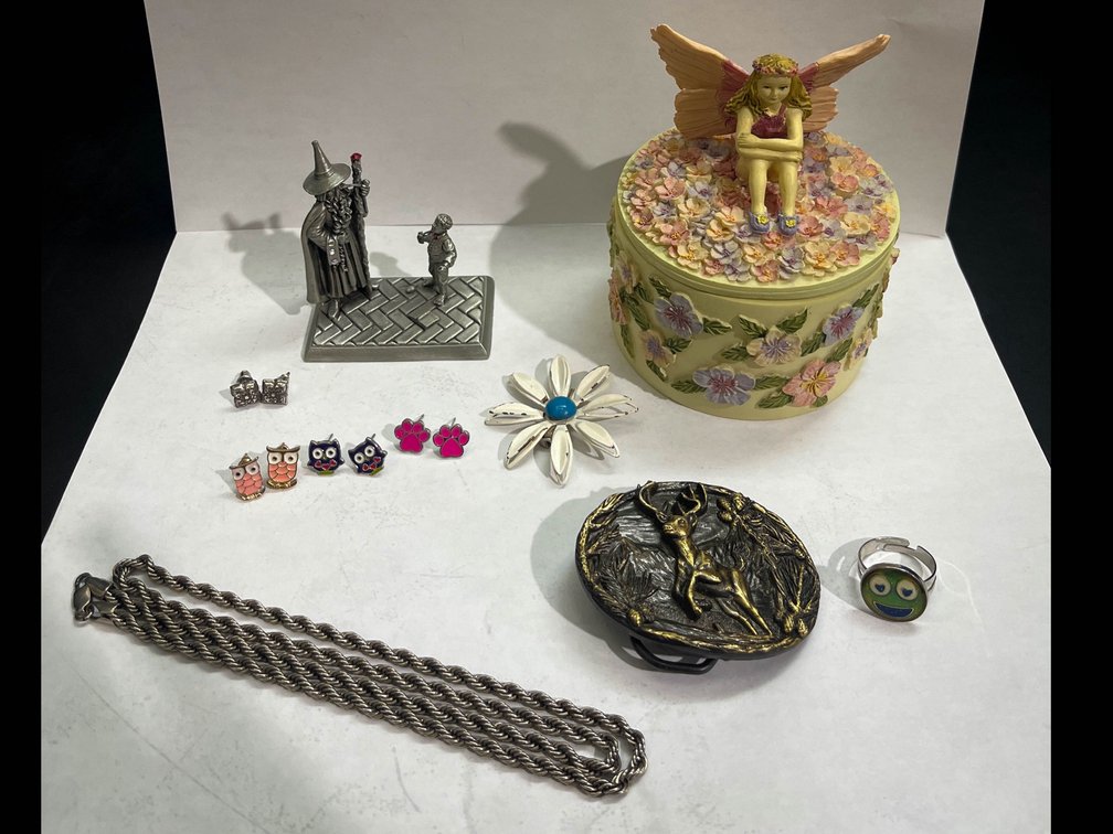 Childrens jewelry and trinkets