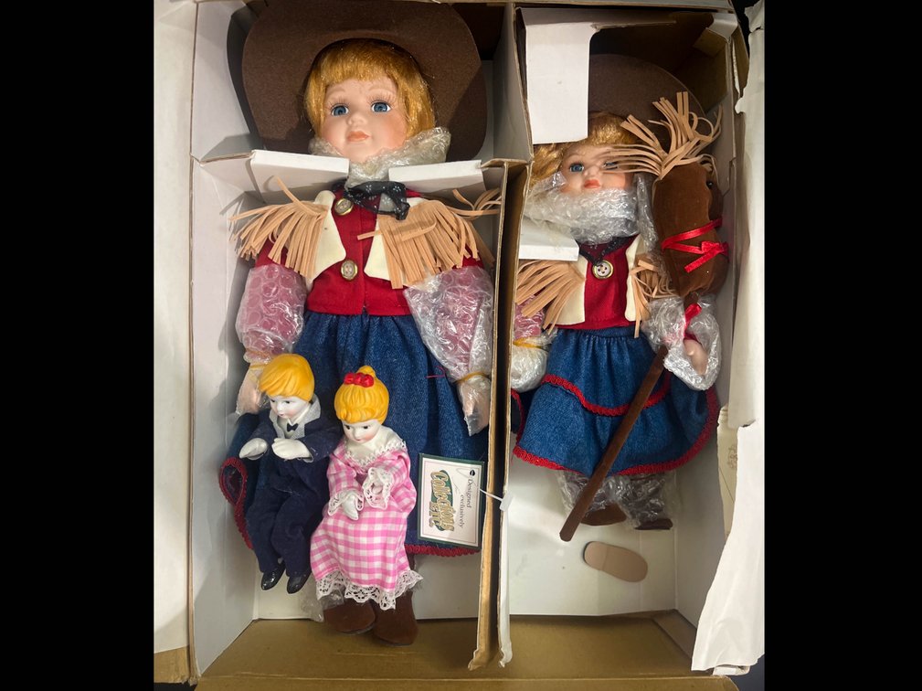 Heritage Signature Collection Porcelain dolls with Certificate of Authenticity new in box