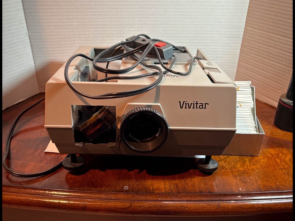Vivitar Auto Focus Slide Projector 3000 AF with Accessories