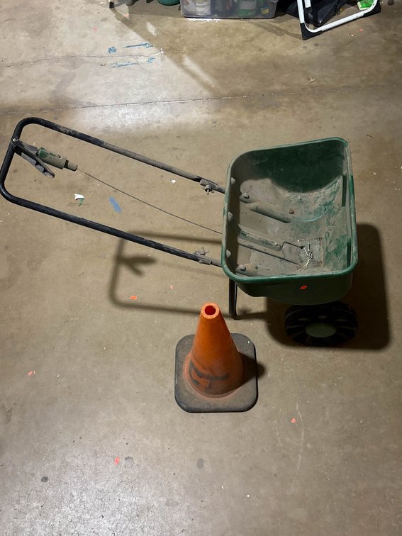 Scotts Turf Builder EdgeGuard Mini Broadcast Spreader