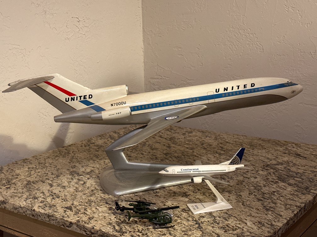 28” United N7000U Boeing 727 8” Continental and 2- 3.5” Helicopters  
