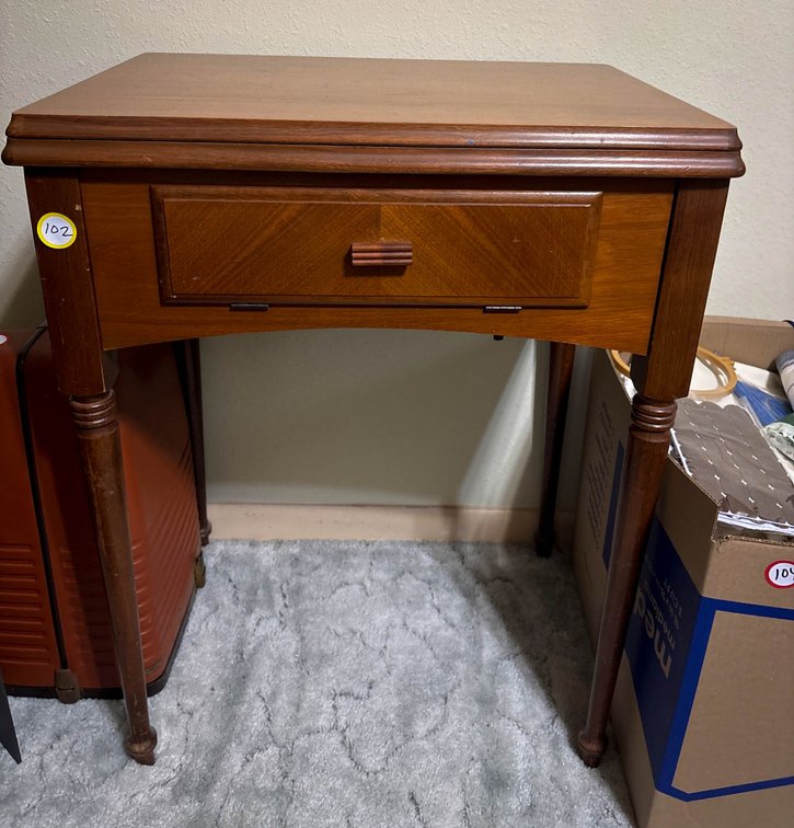 Singer Sewing Machine in Wood Cabinet Table