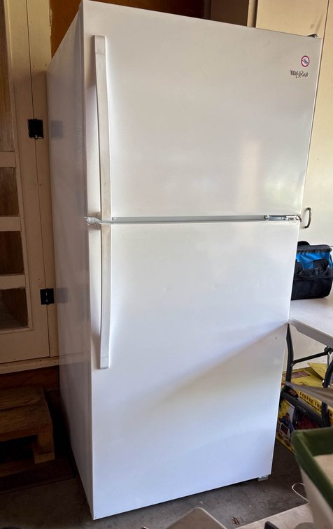 Whirlpool Top-Freezer Refrigerator in White in Working Condition