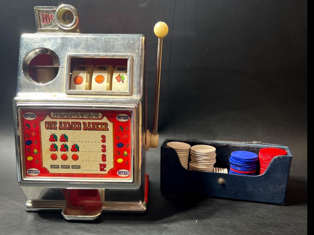 Vintage-Style Slot Machine Bank With Chips Set