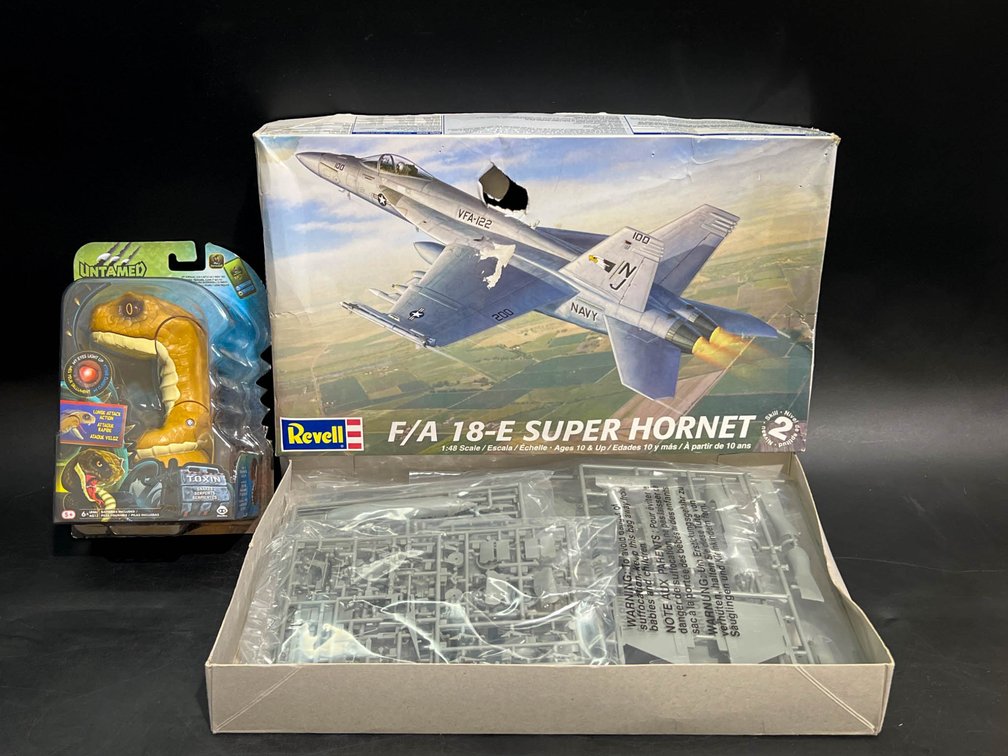 Revell F/A 18-E Super Hornet Model Kit with Untamed Toxin Toy