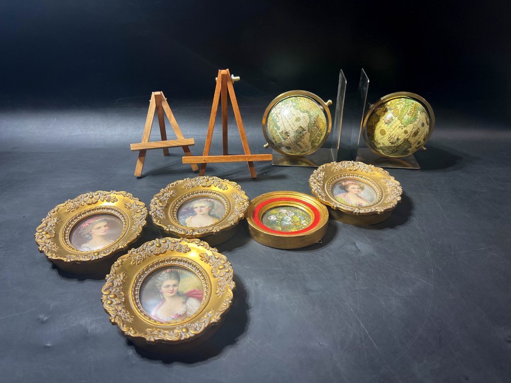 Decorative Mini Plates, Globes, and Easels