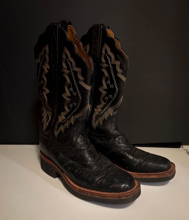 Black Leather Ariat Women’s Cowboy Boots with Embroidered Design