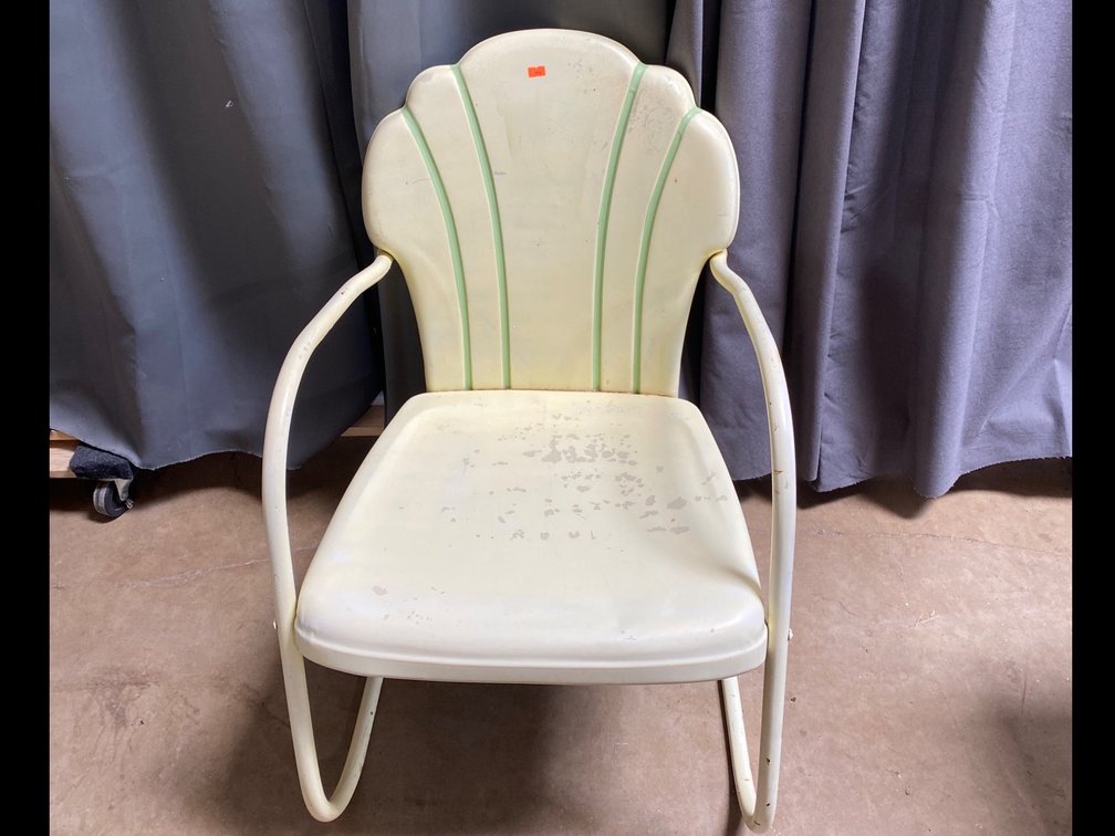 Metal Patio Chair with Shell-Shaped Backrest and Green Accents