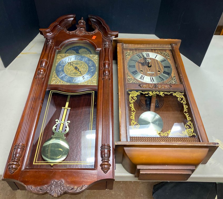Wall-Mounted Pendulum Clocks Without Keys