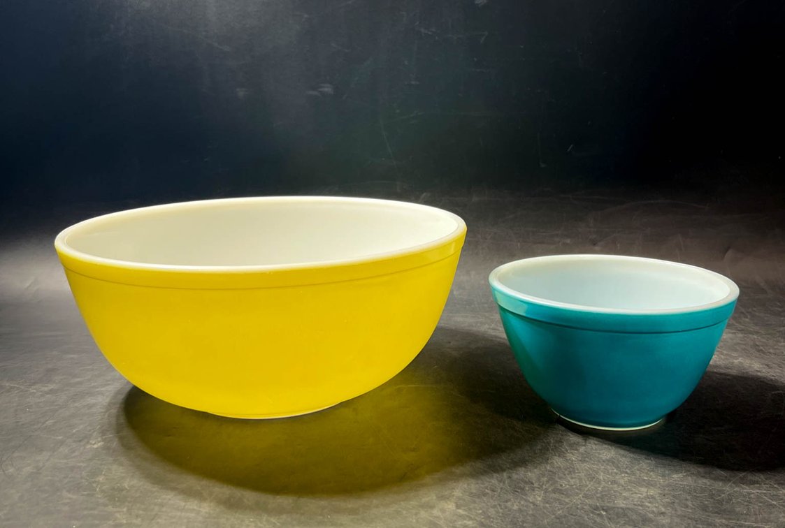Pyrex Yellow 4 Quart Mixing Bowl and Turquoise 1 Pint Bowl
