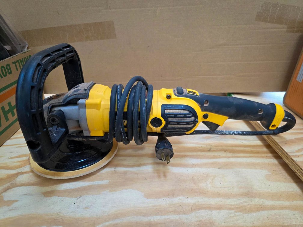 DeWalt DWP849X 7-Inch Variable Speed Polisher with Accessories