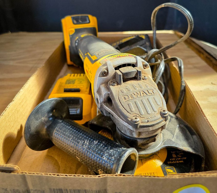 DeWalt DCG413 20V MAX XR Brushless Grinder Kit with Charger and Battery
