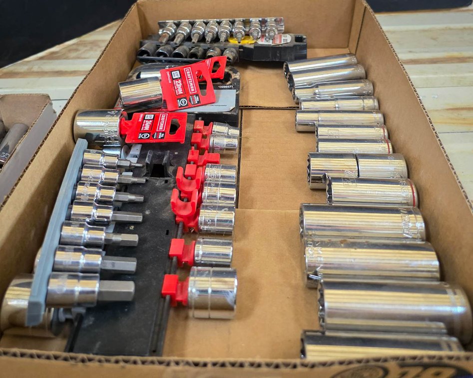 Socket Set Including Craftsman and Task Force, 18 Pieces