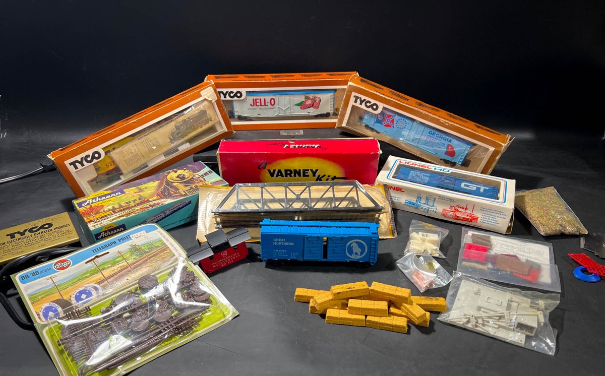 HO Scale Train Model Kits and Accessories Lot Including Tyco, Athearn, Varney, and Lionel
