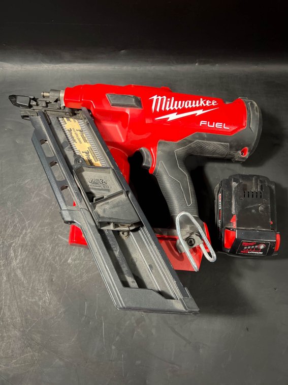 Milwaukee M18 FUEL Brushless Framing Nailer with Battery Pack