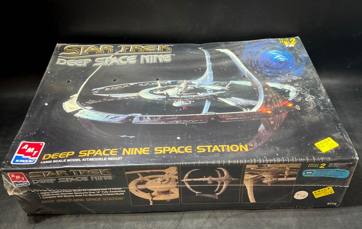 AMT Star Trek Deep Space Nine Space Station 1/2500 Scale Model Kit