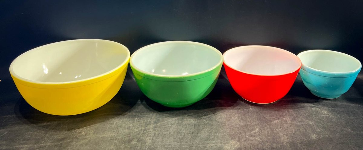 Four Pyrex Mixing Bowls in Primary Colors