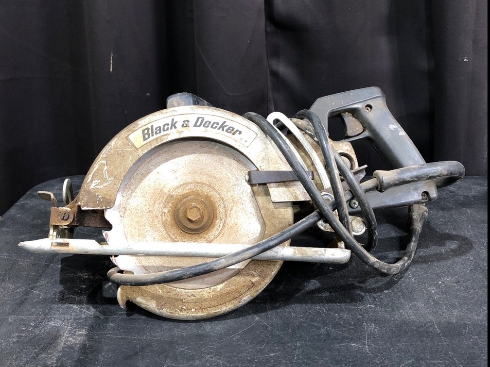 Black & Decker 7-1/4 Inch Worm Drive Circular Saw, Model 3051