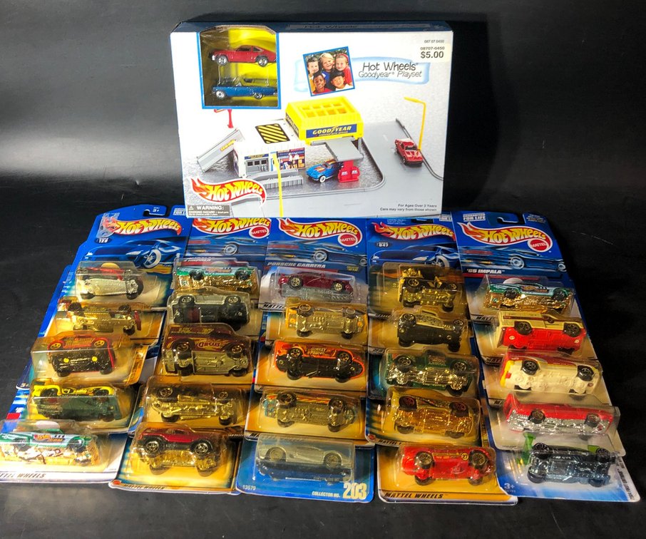 Hot Wheels Cars and Play Set