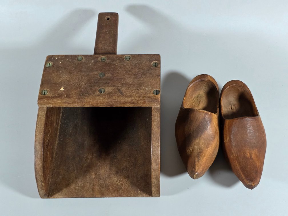 WOOD SCOOP, SHOES