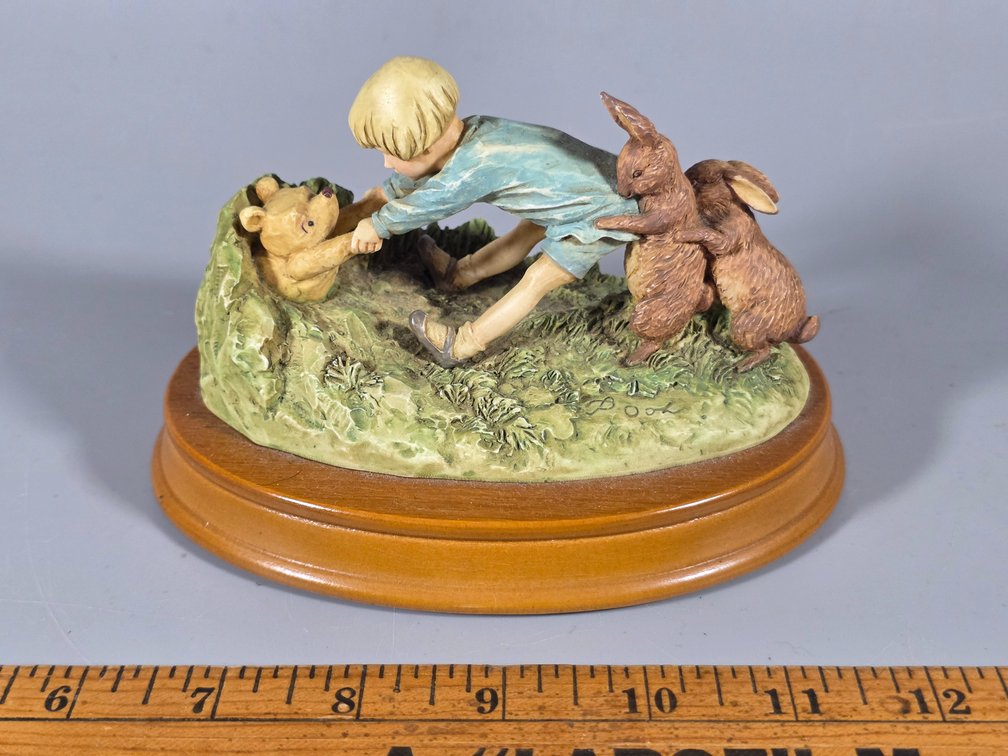 WINNIE the POOH FIGURINE
