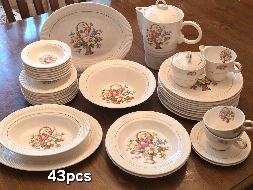 SALEM CHINA VICTORY BASKET